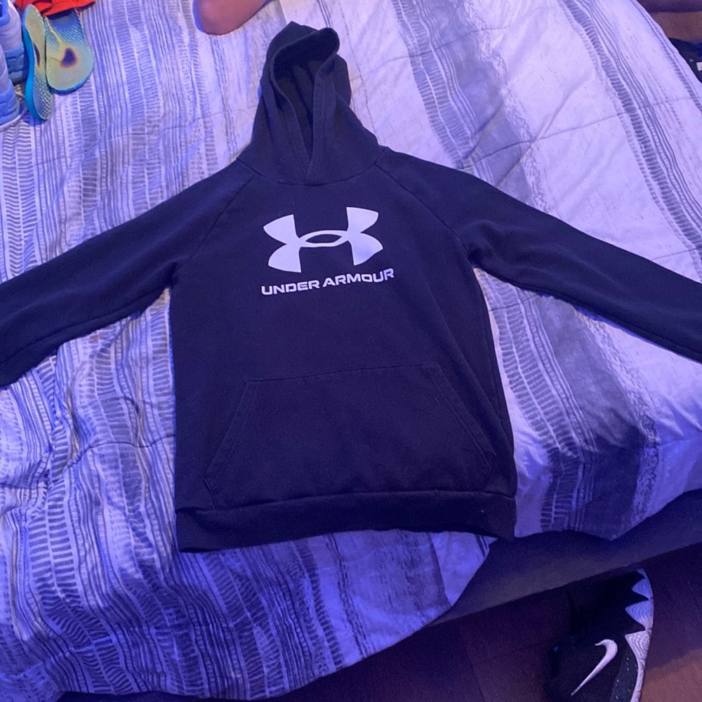 Black and white boys under armour sweatshirt size XL